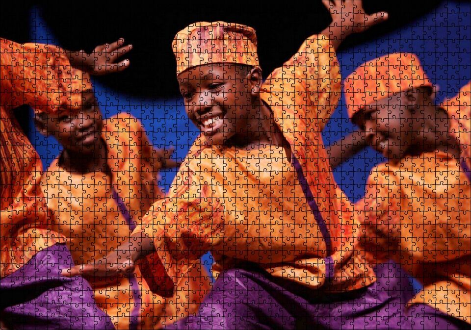 Yerel Kıyafetleriyle Dans Eden Afrikalı Çocuklar Puzzle Yapboz MDF Ahşap 1000 Parça 49 cm X 68 cm