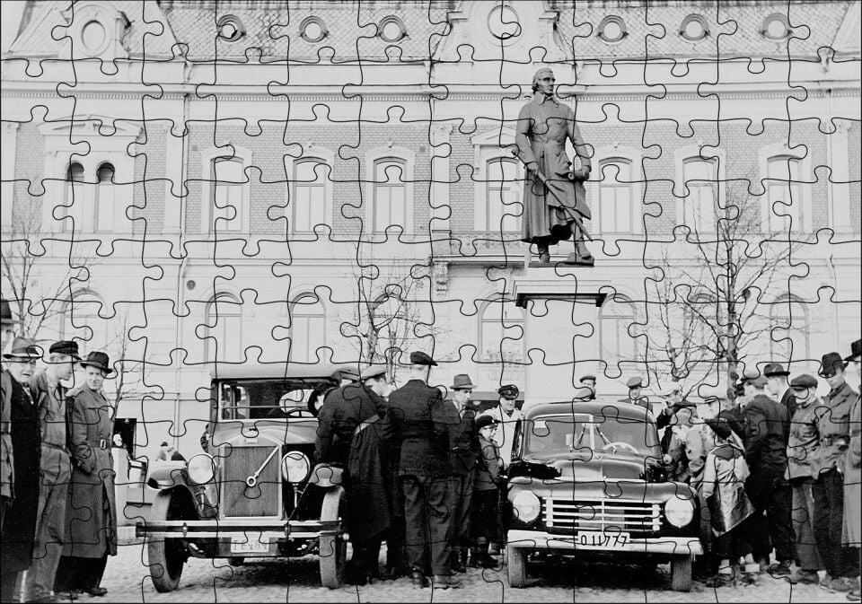 İnsanlar 1927 Volvo PV4 Modelini İncelerken Puzzle Yapboz MDF Ahşap