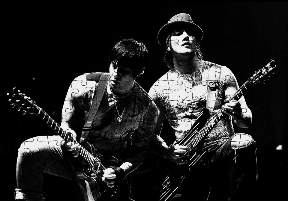 İki Müzisyen Elektrogitar Karanlık Sahne Puzzle Yapboz MDF Ahşap