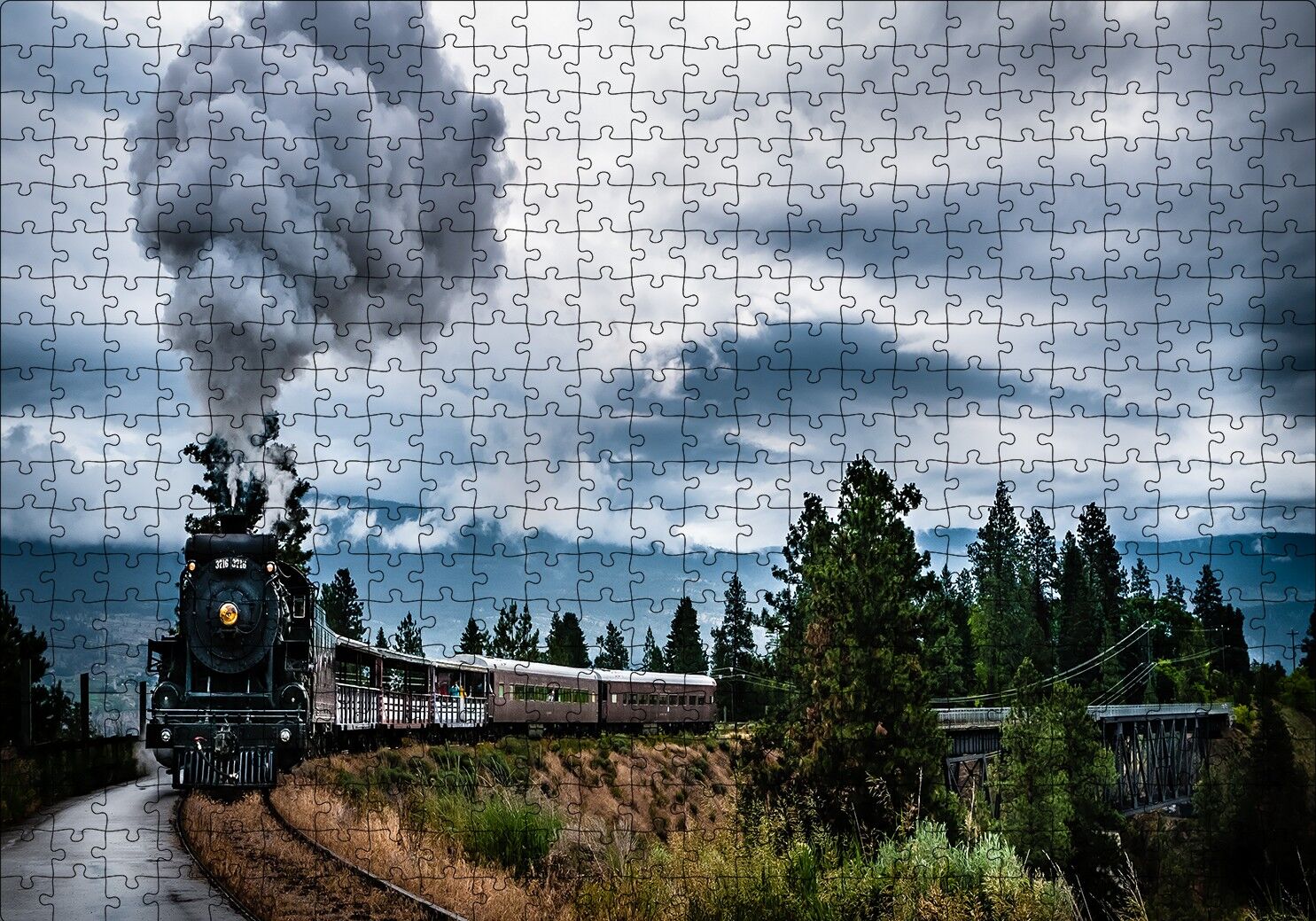 Kıvrılarak İlerleyen Kara Tren ve Dumanı Puzzle Yapboz MDF Ahşap 500 Parça 49 cm X 68 cm
