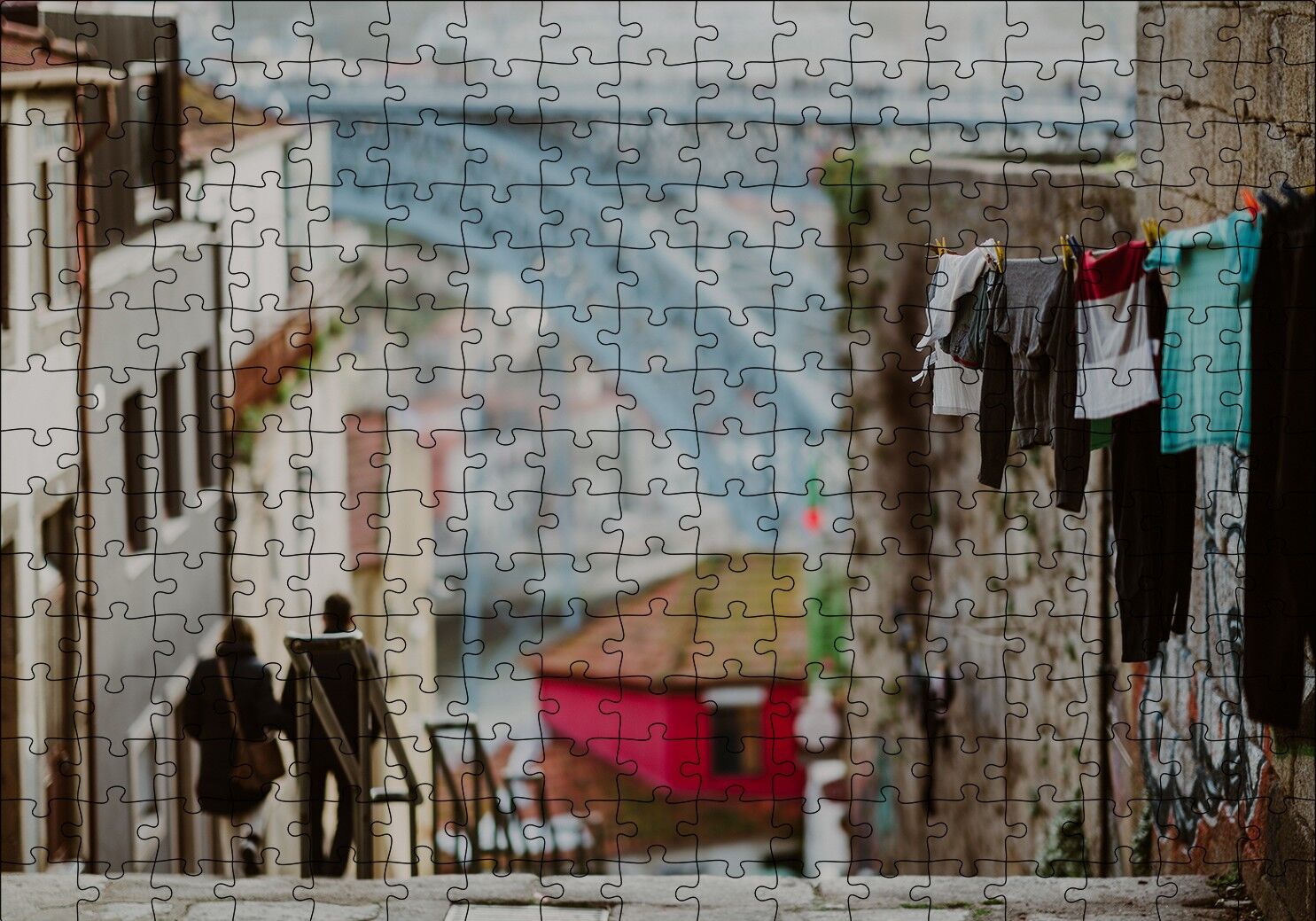 Nostaljik Sokak Merdivenler Çamaşırlar Puzzle Yapboz MDF Ahşap 255 Parça 34 cm X 49 cm