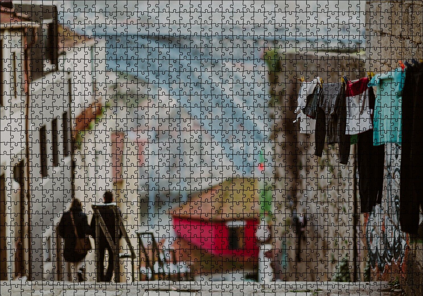 Nostaljik Sokak Merdivenler Çamaşırlar Puzzle Yapboz MDF Ahşap 1000 Parça 49 cm X 68 cm