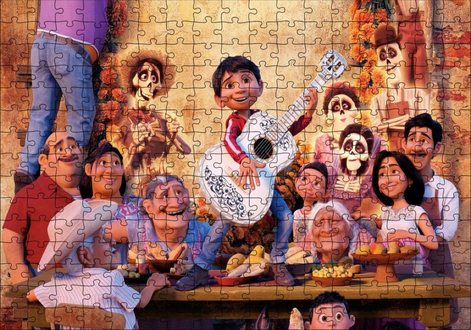 Coco Gitarist Çocuk ve Masada Tüm Karakterler Puzzle Yapboz MDF Ahşap 255 Parça 34 cm X 49 cm