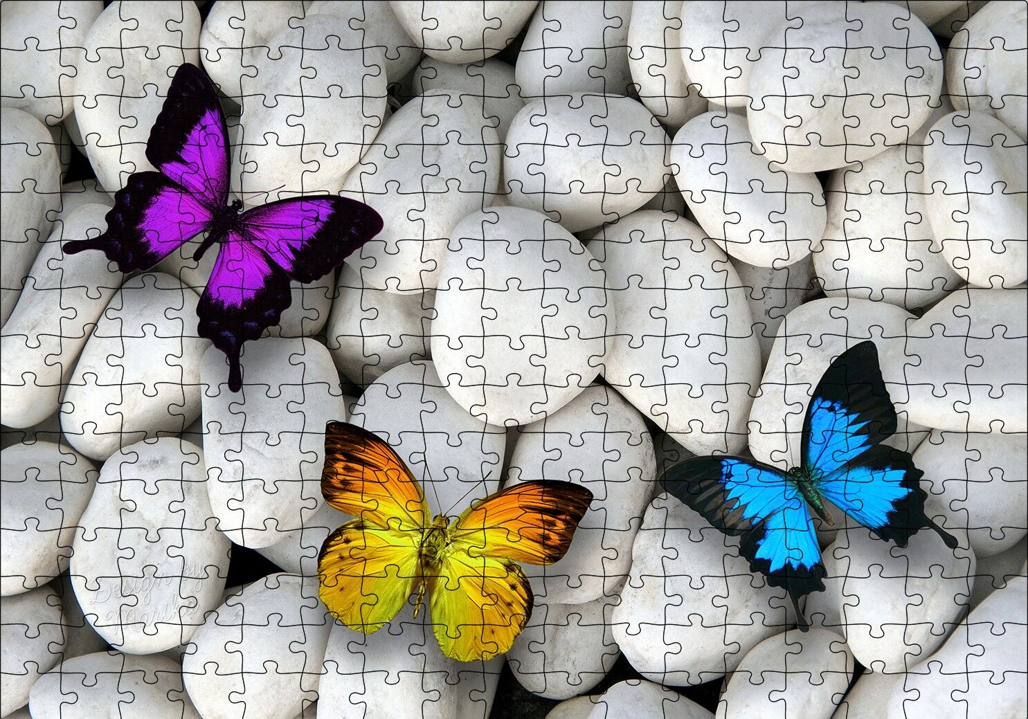 Taşların Üzerinde Renkli Kelebekler Puzzle Yapboz MDF Ahşap 255 Parça 34 cm X 49 cm
