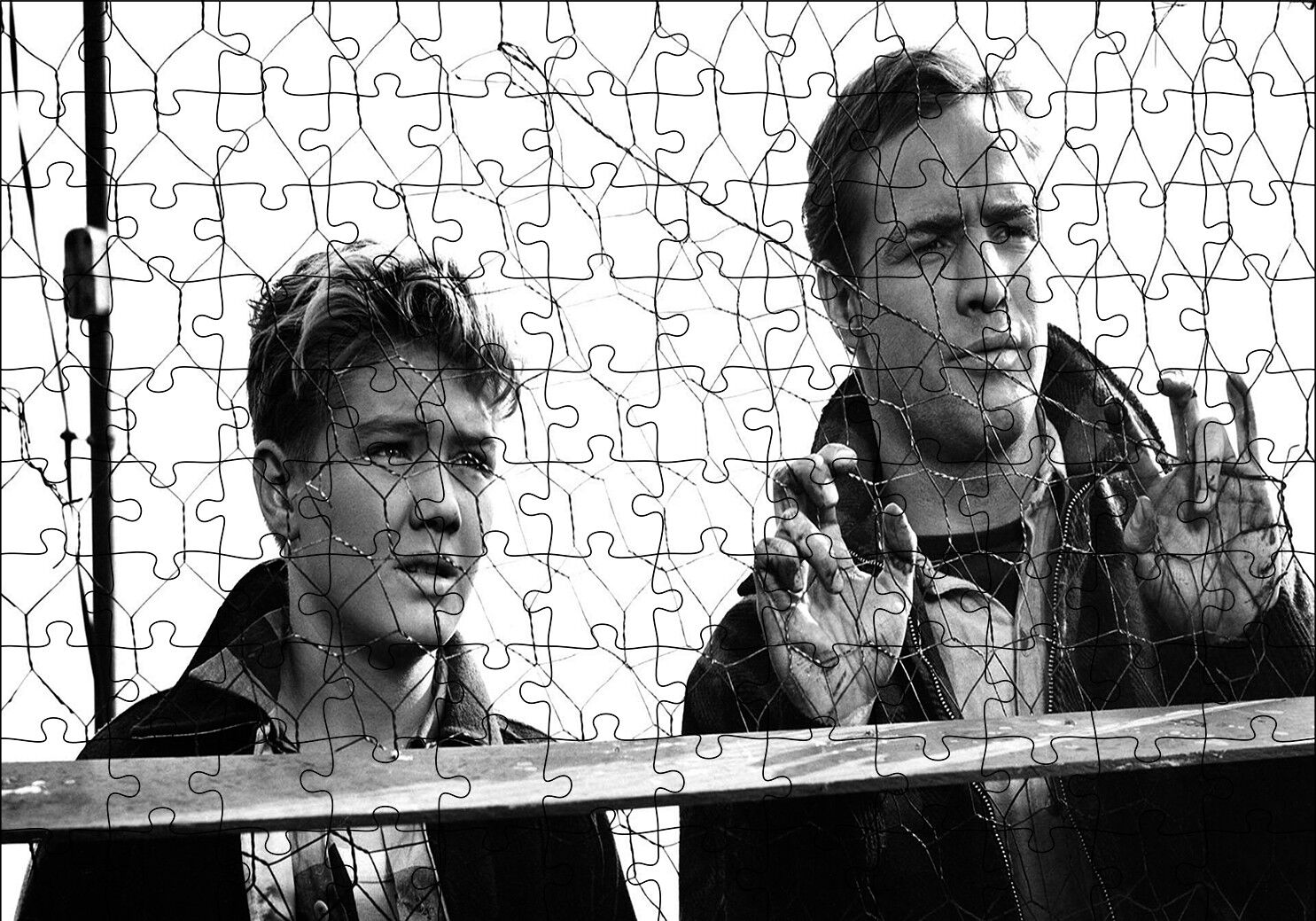 Marlon Brando ve Çocuk Tel Örgüler Puzzle Yapboz MDF Ahşap 120 Parça 24 cm X 34 cm