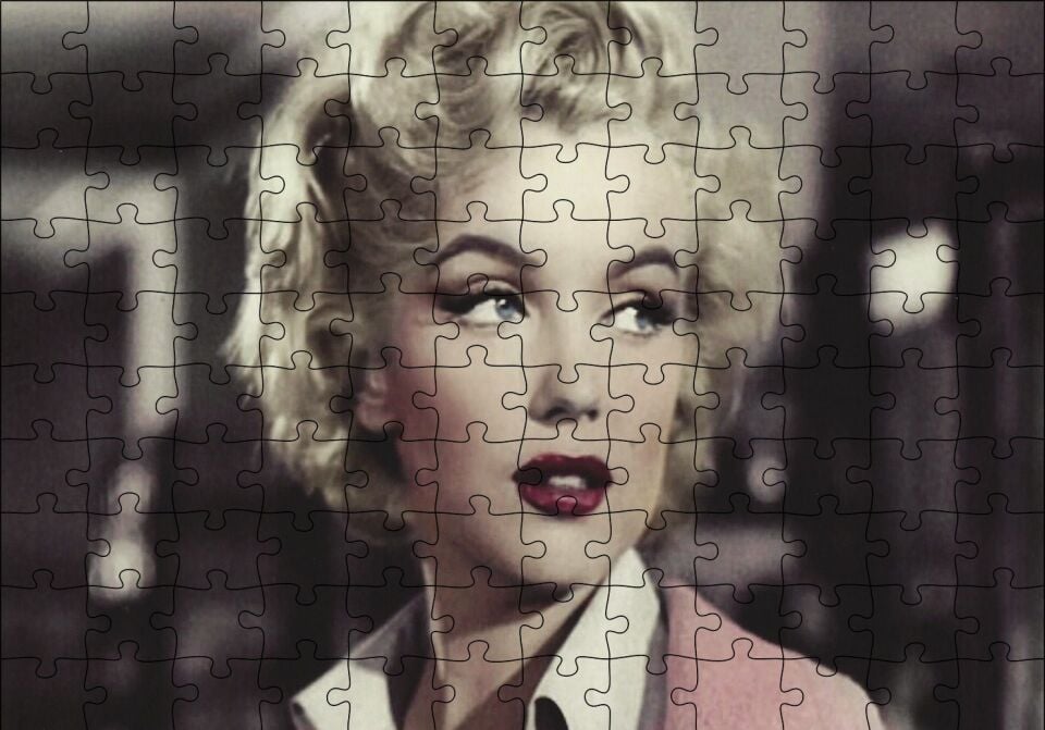 Marilyn Monroe Pembe Elbiseli Portre Puzzle Yapboz MDF Ahşap