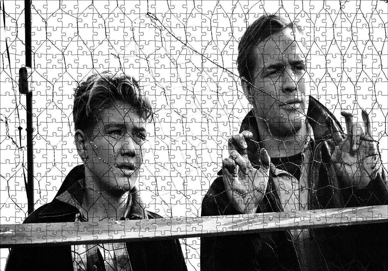 Marlon Brando ve Çocuk Tel Örgüler Puzzle Yapboz MDF Ahşap 500 Parça 49 cm X 68 cm