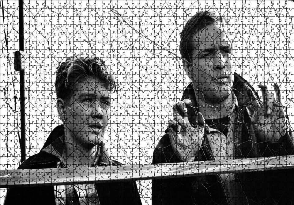 Marlon Brando ve Çocuk Tel Örgüler Puzzle Yapboz MDF Ahşap 1000 Parça 49 cm X 68 cm