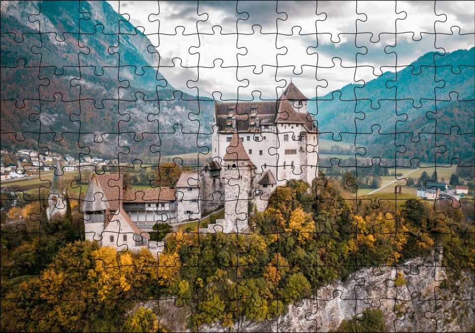 Avrupa Kasabasında Korunaklı Kale ve Dağlar Puzzle Yapboz MDF Ahşap