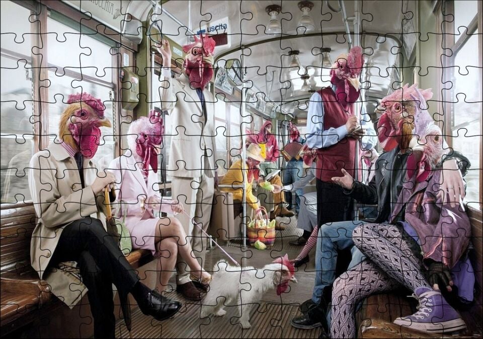 Metroda Tavuk Başlıklı Komik İnsanlar Puzzle Yapboz MDF Ahşap 120 Parça 24 cm X 34 cm