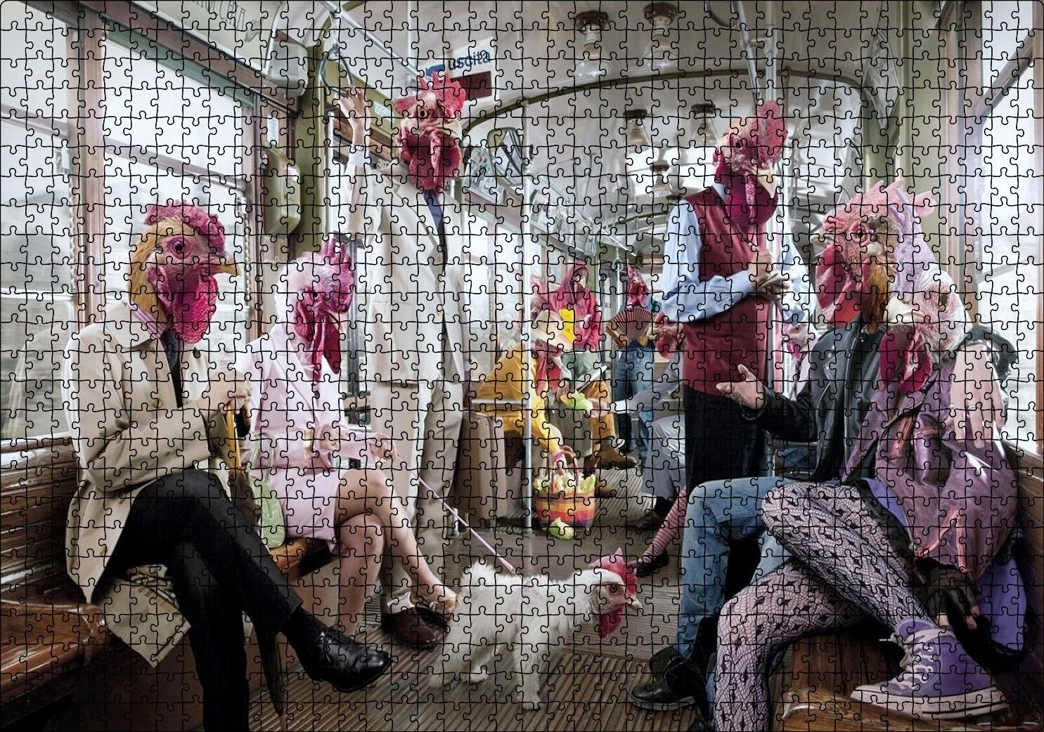 Metroda Tavuk Başlıklı Komik İnsanlar Puzzle Yapboz MDF Ahşap 1000 Parça 49 cm X 68 cm