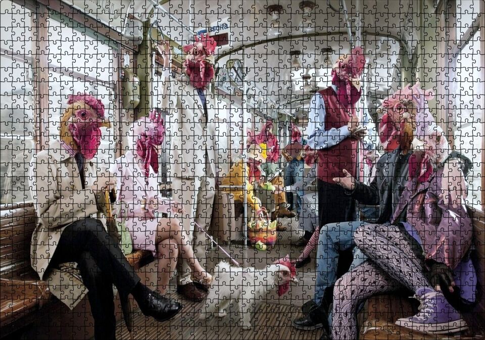 Metroda Tavuk Başlıklı Komik İnsanlar Puzzle Yapboz MDF Ahşap 1000 Parça 49 cm X 68 cm