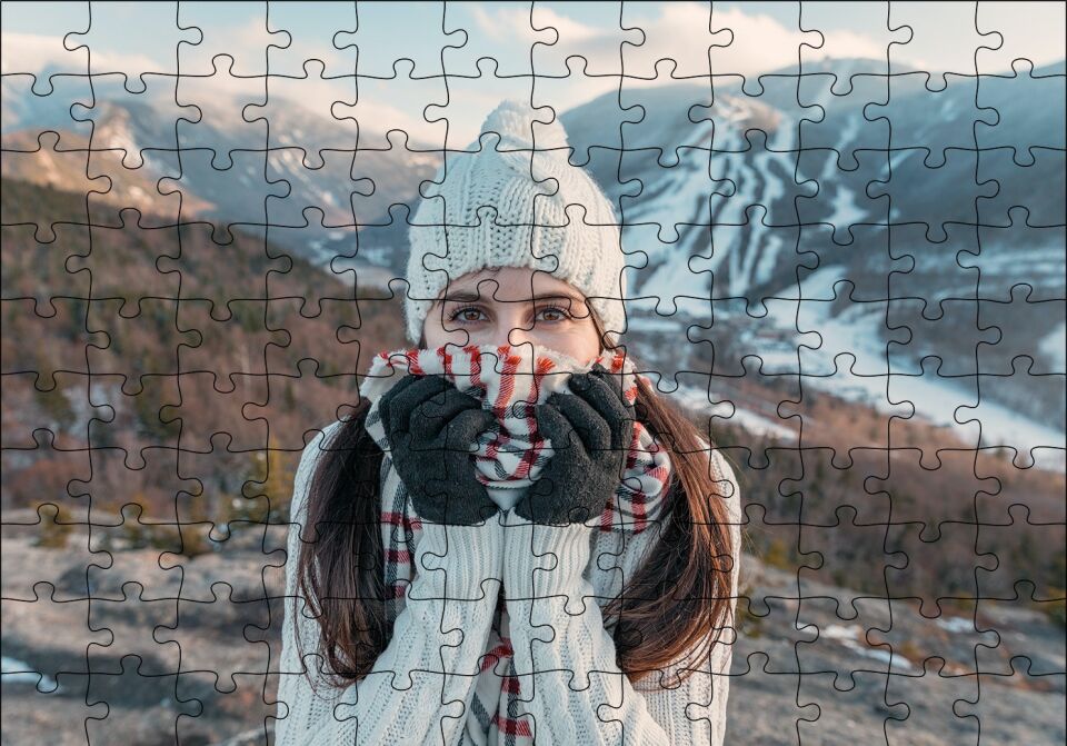 Soğuk Dağlar ve Beyaz Bereli Kız Puzzle Yapboz MDF Ahşap 120 Parça 24 cm X 34 cm
