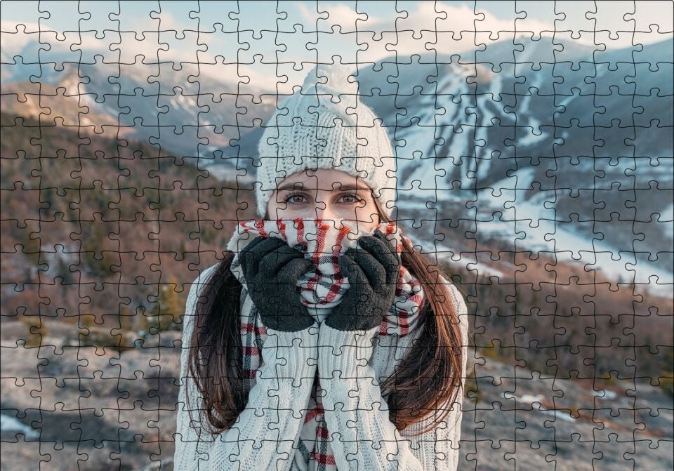 Soğuk Dağlar ve Beyaz Bereli Kız Puzzle Yapboz MDF Ahşap 255 Parça 34 cm X 49 cm