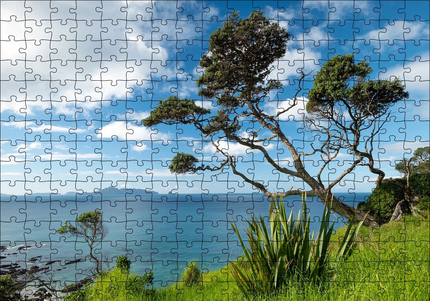 Yeşil Tepeden Deniz ve Bulutlar Manzarası Puzzle Yapboz MDF Ahşap 255 Parça 34 cm X 49 cm