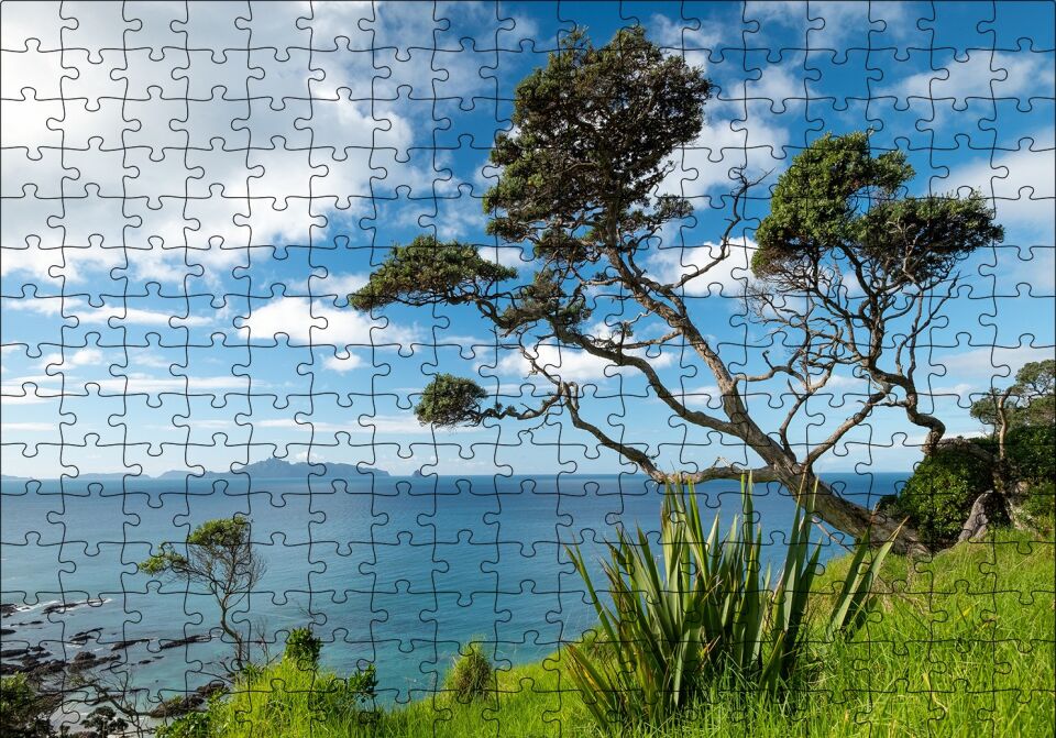 Yeşil Tepeden Deniz ve Bulutlar Manzarası Puzzle Yapboz MDF Ahşap 255 Parça 34 cm X 49 cm