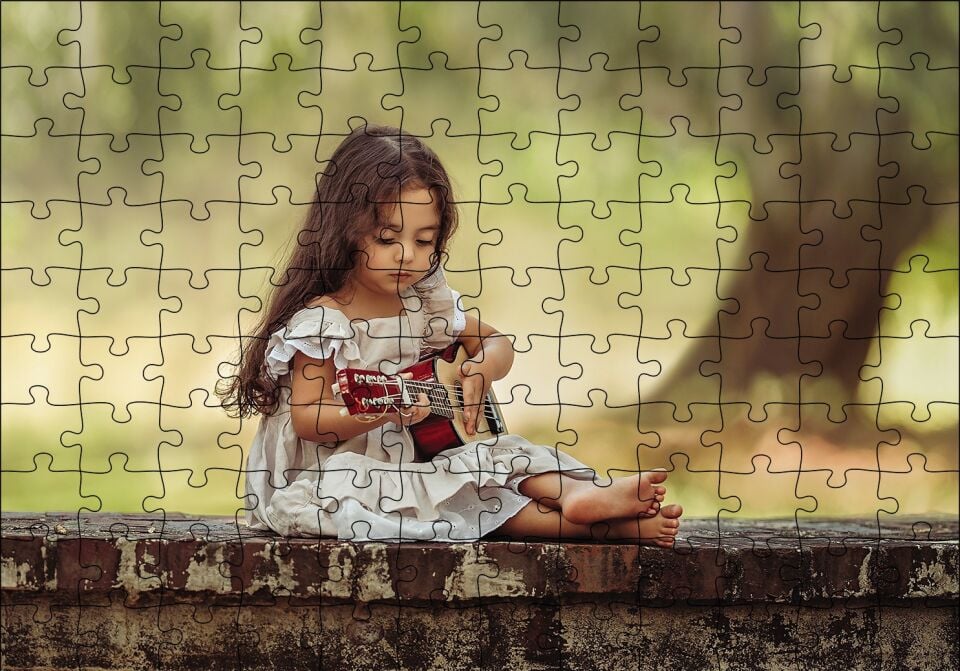 Gitar Çalan Çocuk Puzzle Yapboz MDF Ahşap 120 Parça 24 cm X 34 cm