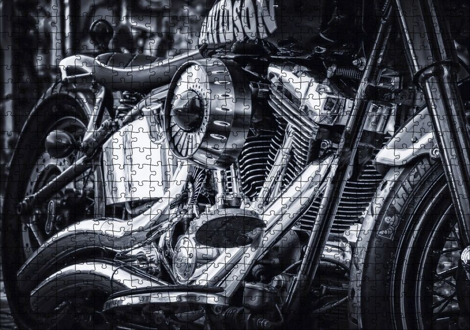 Harley Davidson Motorsiklet Silindir Detayı Siyah Beyaz Puzzle Yapboz MDF Ahşap 500 Parça 49 cm X 68 cm