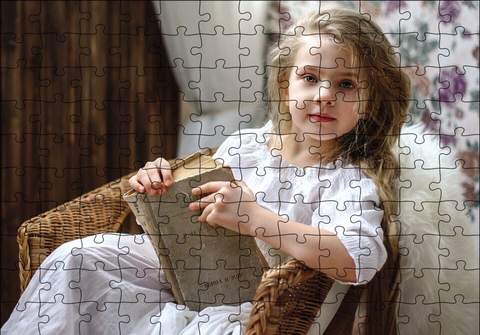 Kitap Okuyan Kız Çocuğu Puzzle Yapboz MDF Ahşap 120 Parça 24 cm X 34 cm