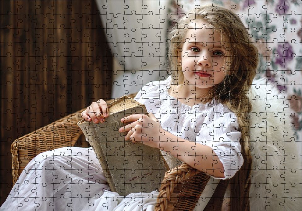 Kitap Okuyan Kız Çocuğu Puzzle Yapboz MDF Ahşap 255 Parça 34 cm X 49 cm