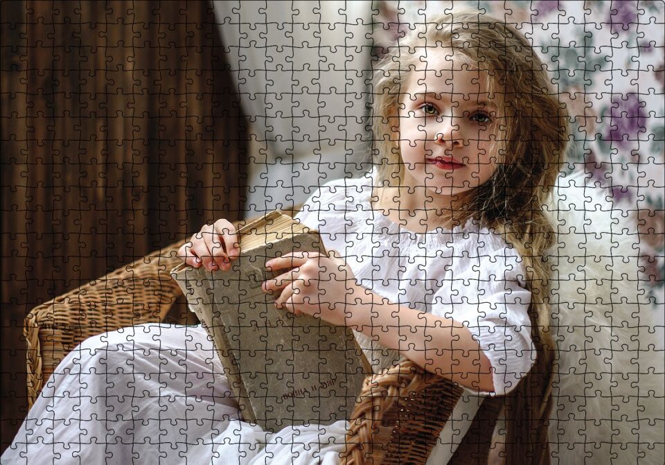 Kitap Okuyan Kız Çocuğu Puzzle Yapboz MDF Ahşap 500 Parça 49 cm X 68 cm