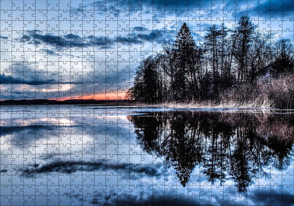 Kıpırtısız Göl Ağaçlar ve Bulutlu Gökler Puzzle Yapboz MDF Ahşap 500 Parça 49 cm X 68 cm