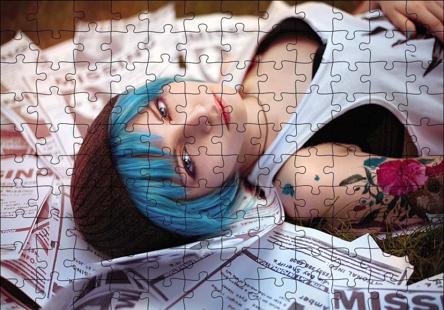 Gazete Küpürleri Üstünde Life is Strange Max Puzzle Yapboz MDF Ahşap