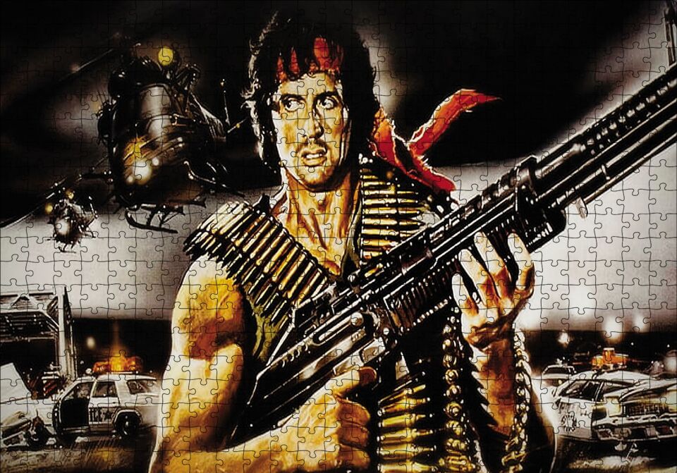 Rambo Makineli Tüfek ve Arkaplanda Helikopter ve Polisler Puzzle Yapboz MDF Ahşap 500 Parça 49 cm X 68 cm