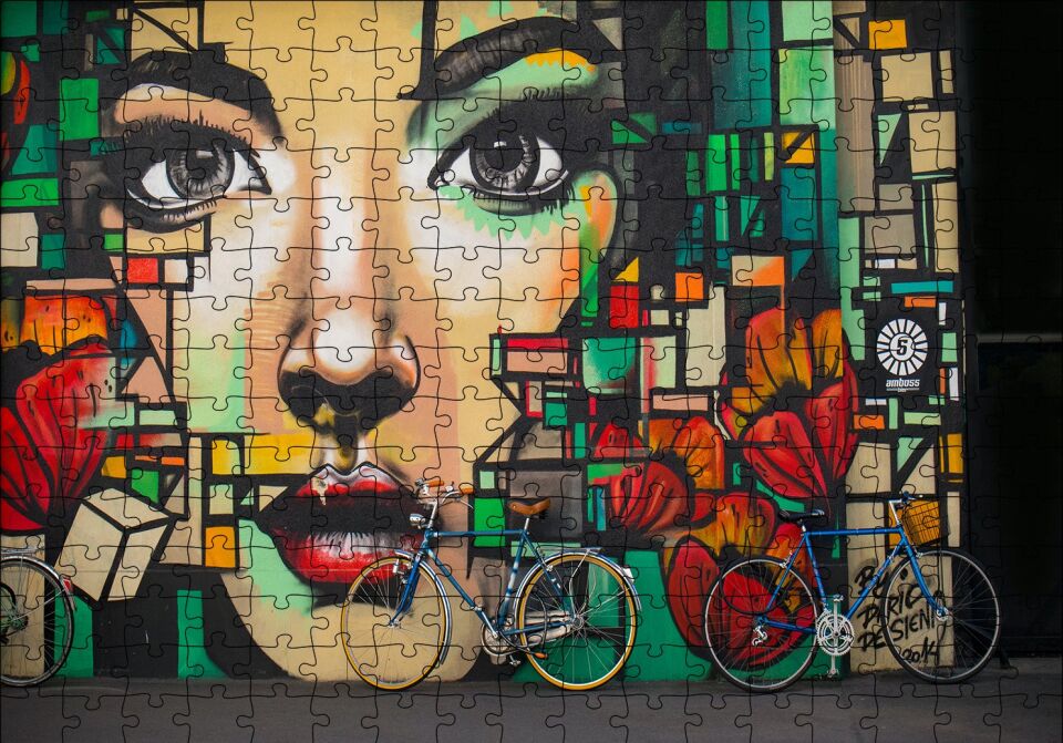 Duvar Boyama Kadın Yüzü ve Bisikletler Puzzle Yapboz MDF Ahşap 255 Parça 34 cm X 49 cm