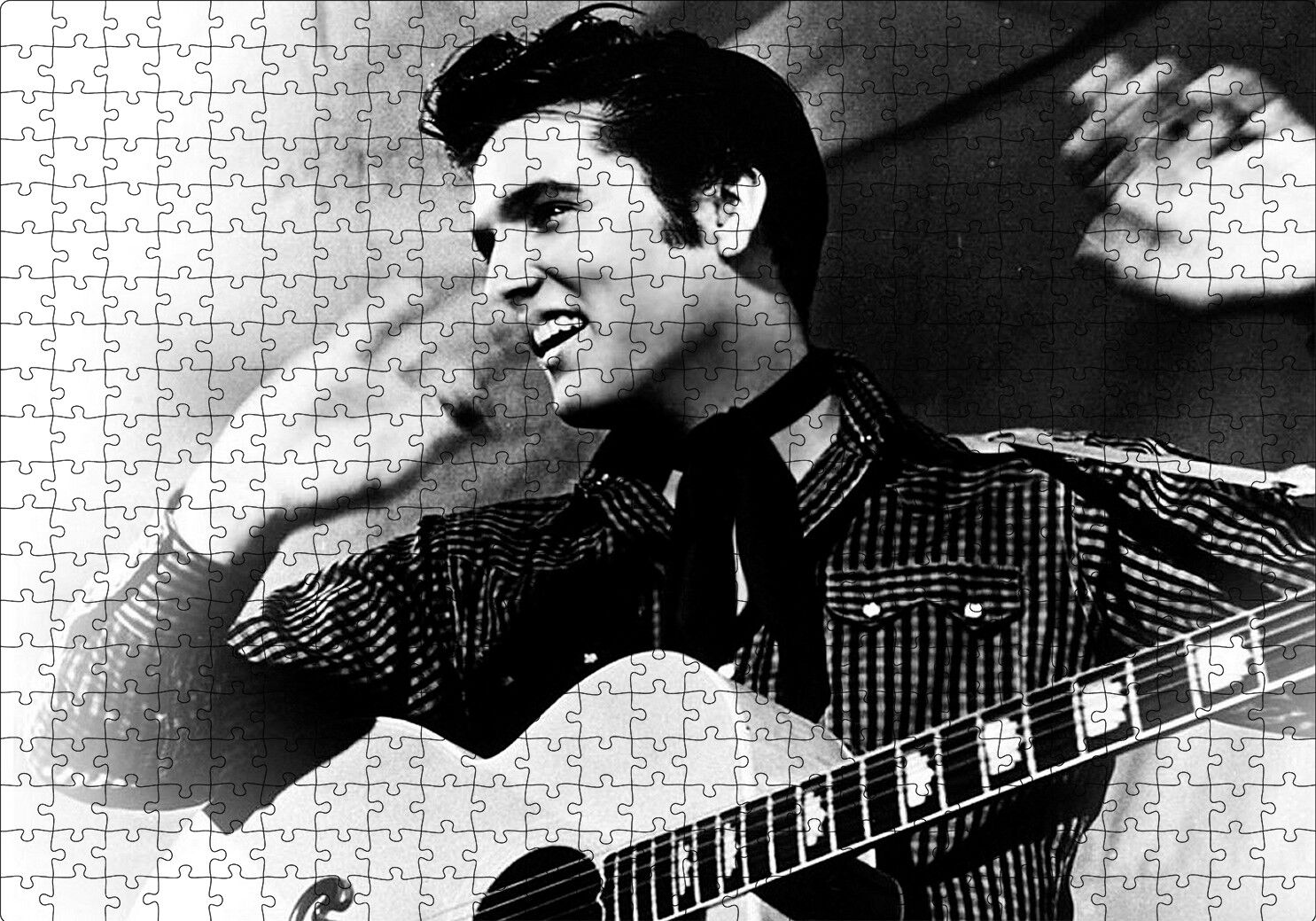 Gülümseyen Elvis Presley ve Gitarı SB Puzzle Yapboz MDF Ahşap 500 Parça 49 cm X 68 cm