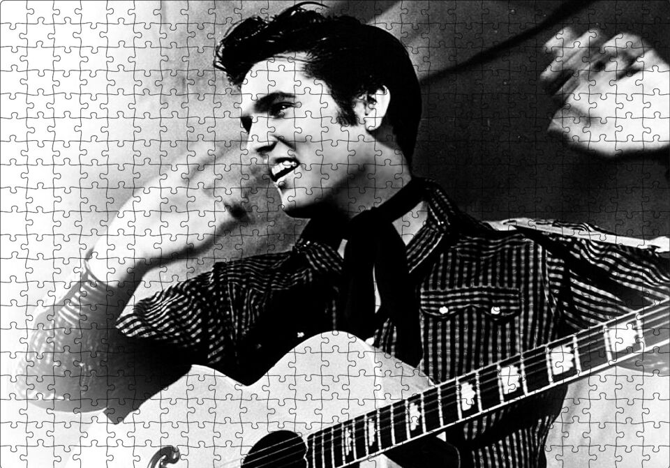 Gülümseyen Elvis Presley ve Gitarı SB Puzzle Yapboz MDF Ahşap 500 Parça 49 cm X 68 cm