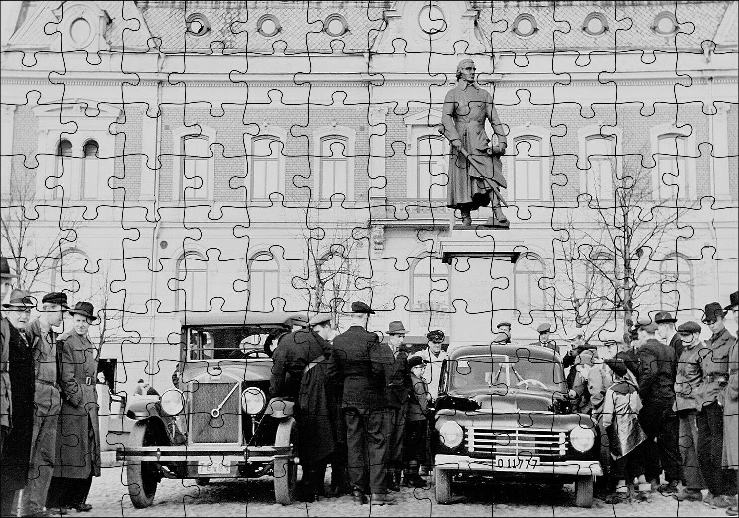 İnsanlar 1927 Volvo PV4 Modelini İncelerken Puzzle Yapboz MDF Ahşap 120 Parça 24 cm X 34 cm
