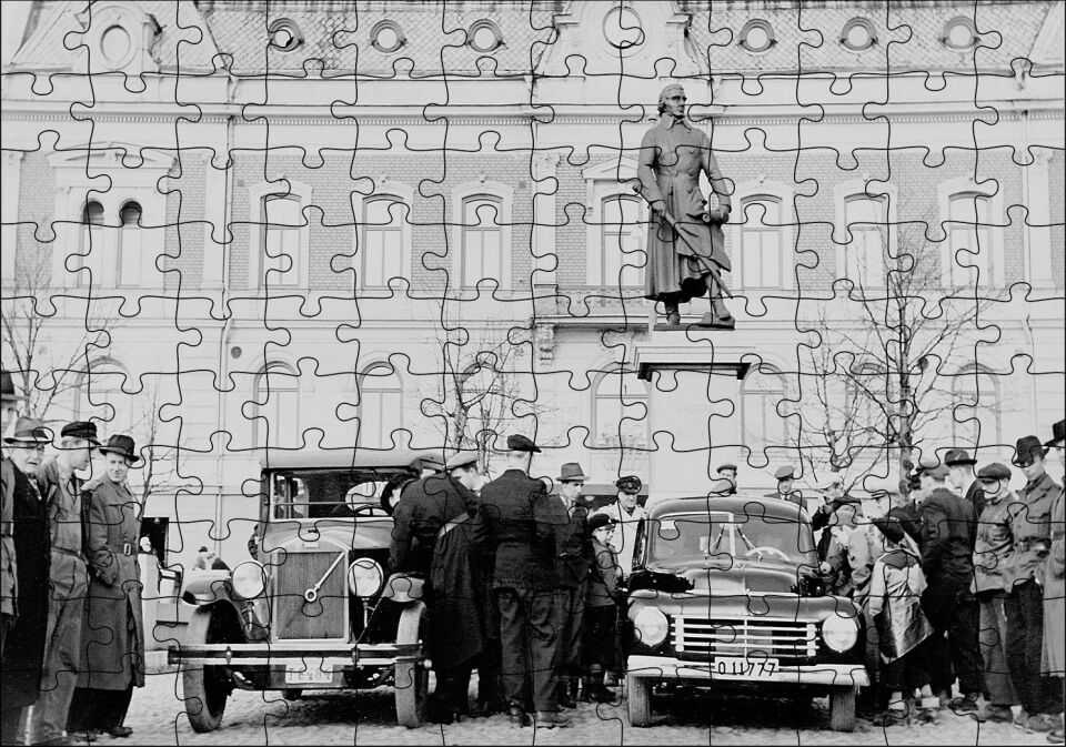 İnsanlar 1927 Volvo PV4 Modelini İncelerken Puzzle Yapboz MDF Ahşap 120 Parça 24 cm X 34 cm