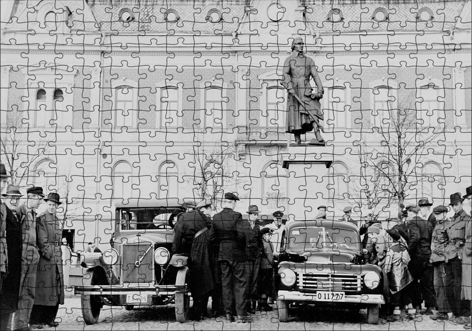 İnsanlar 1927 Volvo PV4 Modelini İncelerken Puzzle Yapboz MDF Ahşap 255 Parça 34 cm X 49 cm