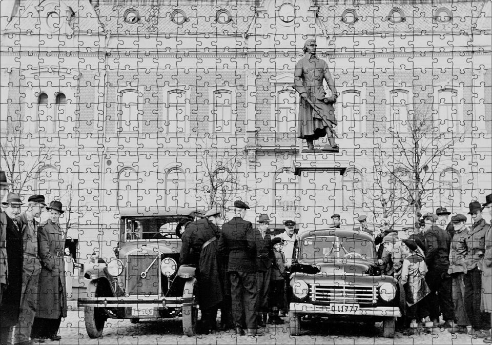 İnsanlar 1927 Volvo PV4 Modelini İncelerken Puzzle Yapboz MDF Ahşap 500 Parça 49 cm X 68 cm