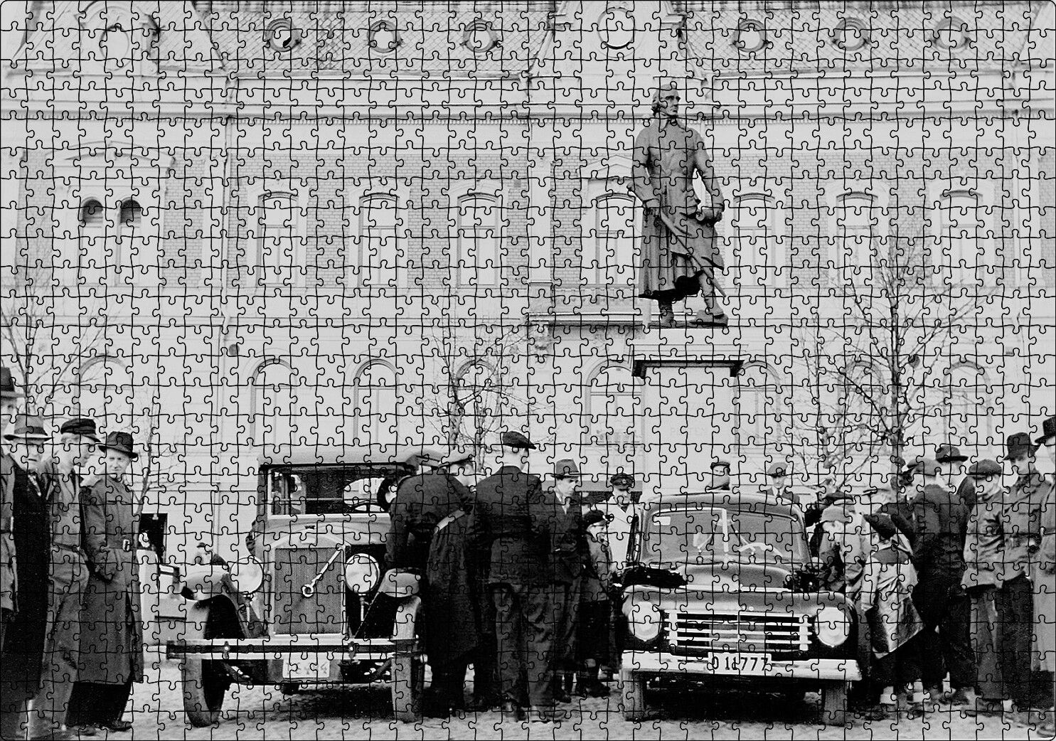 İnsanlar 1927 Volvo PV4 Modelini İncelerken Puzzle Yapboz MDF Ahşap 1000 Parça 49 cm X 68 cm