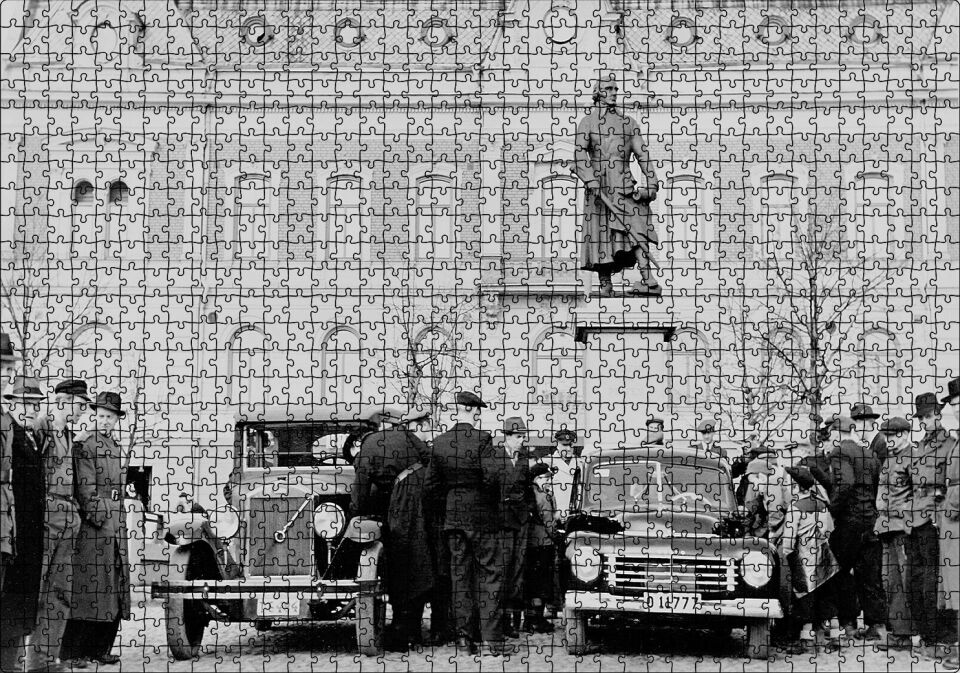 İnsanlar 1927 Volvo PV4 Modelini İncelerken Puzzle Yapboz MDF Ahşap 1000 Parça 49 cm X 68 cm
