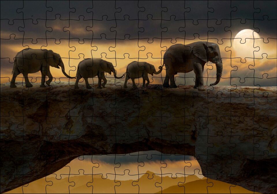 Dolunayda Yürüyen Fil Ailesi ve Bulutlar Puzzle Yapboz MDF Ahşap 120 Parça 24 cm X 34 cm
