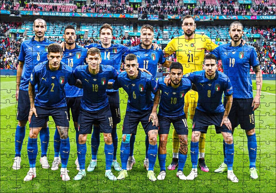 İtalya Uefa Euro 2021 Şampiyonluk Pozu Puzzle Yapboz MDF Ahşap 255 Parça 34 cm X 49 cm