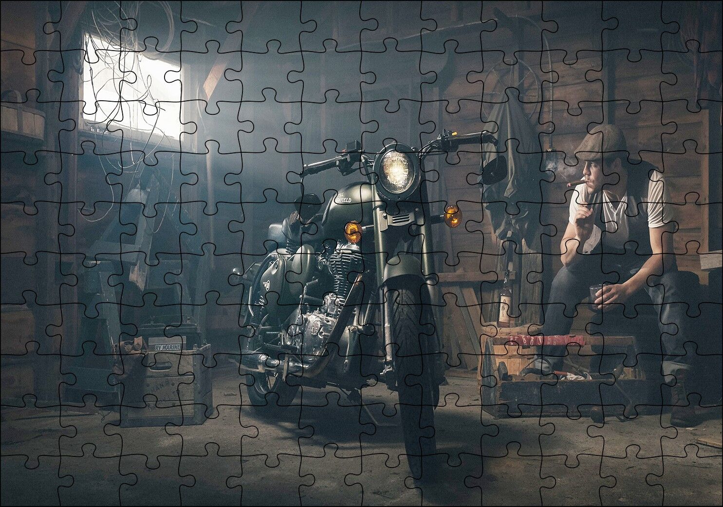 Royal Enfield Motorsiklet ve Sigara İçen Adam Puzzle Yapboz MDF Ahşap