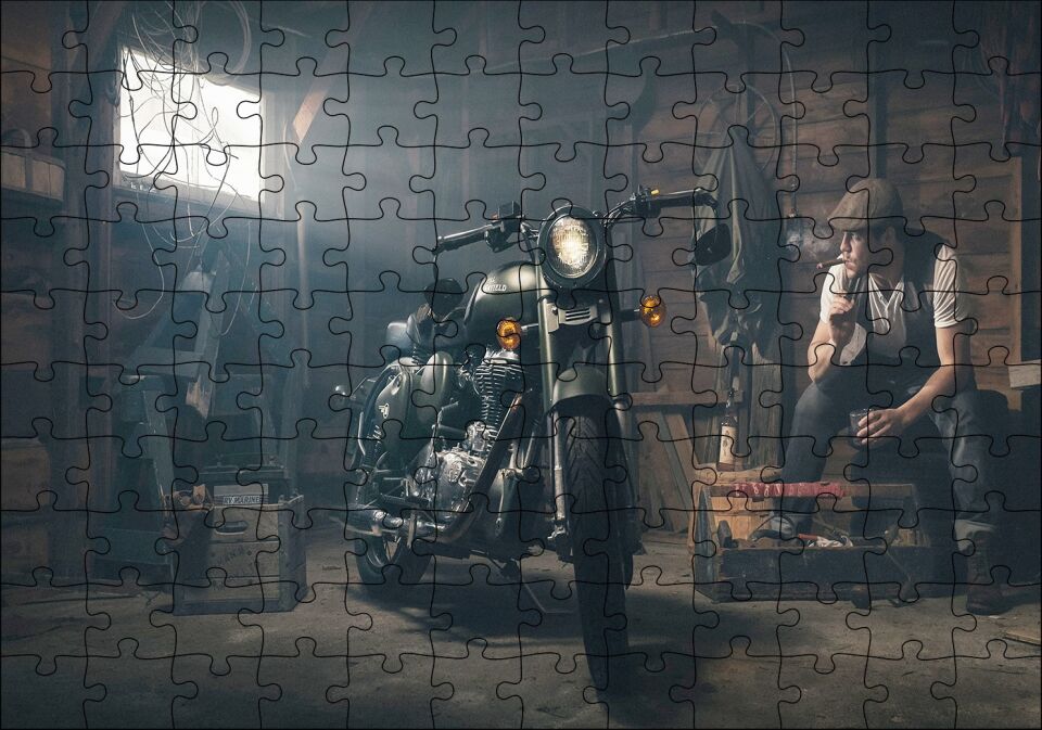 Royal Enfield Motorsiklet ve Sigara İçen Adam Puzzle Yapboz MDF Ahşap