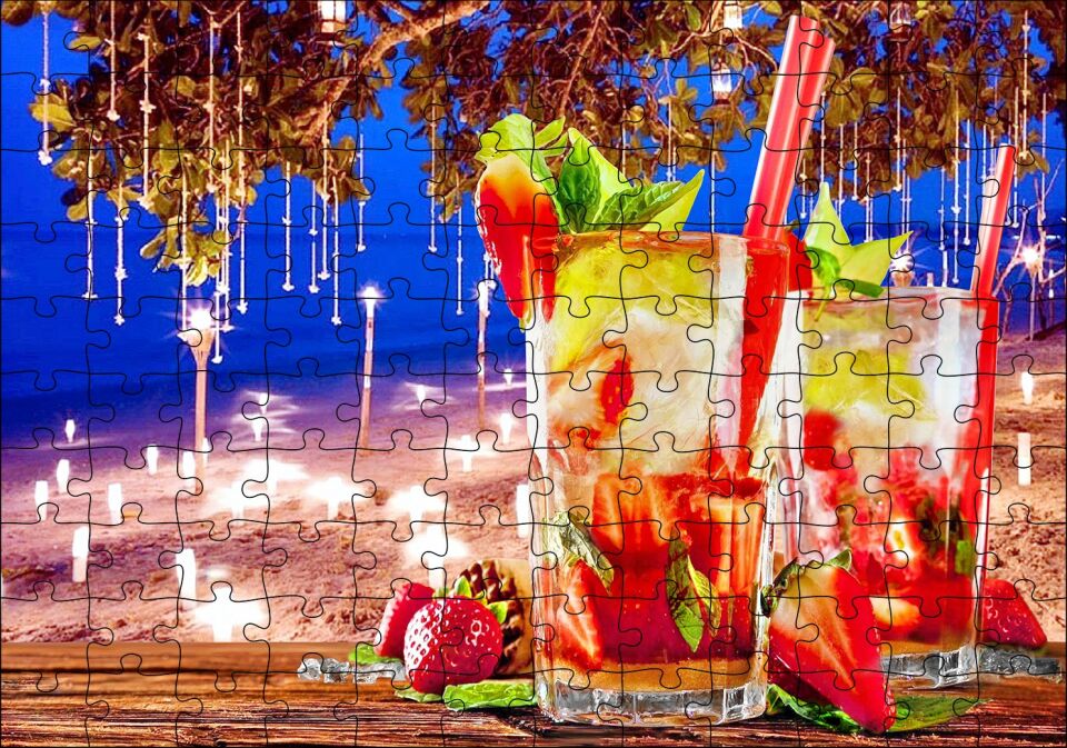 Sahilde Masa ve Üzerinde Çilekli Kokteyller Puzzle Yapboz MDF Ahşap