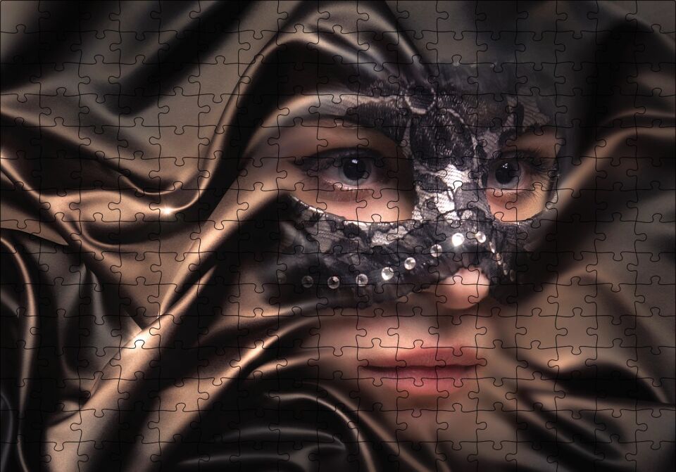Kumaş Örtülü Maskeli Kadın Puzzle Yapboz MDF Ahşap 255 Parça 34 cm X 49 cm