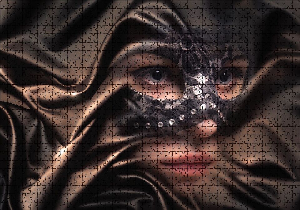 Kumaş Örtülü Maskeli Kadın Puzzle Yapboz MDF Ahşap 1000 Parça 49 cm X 68 cm