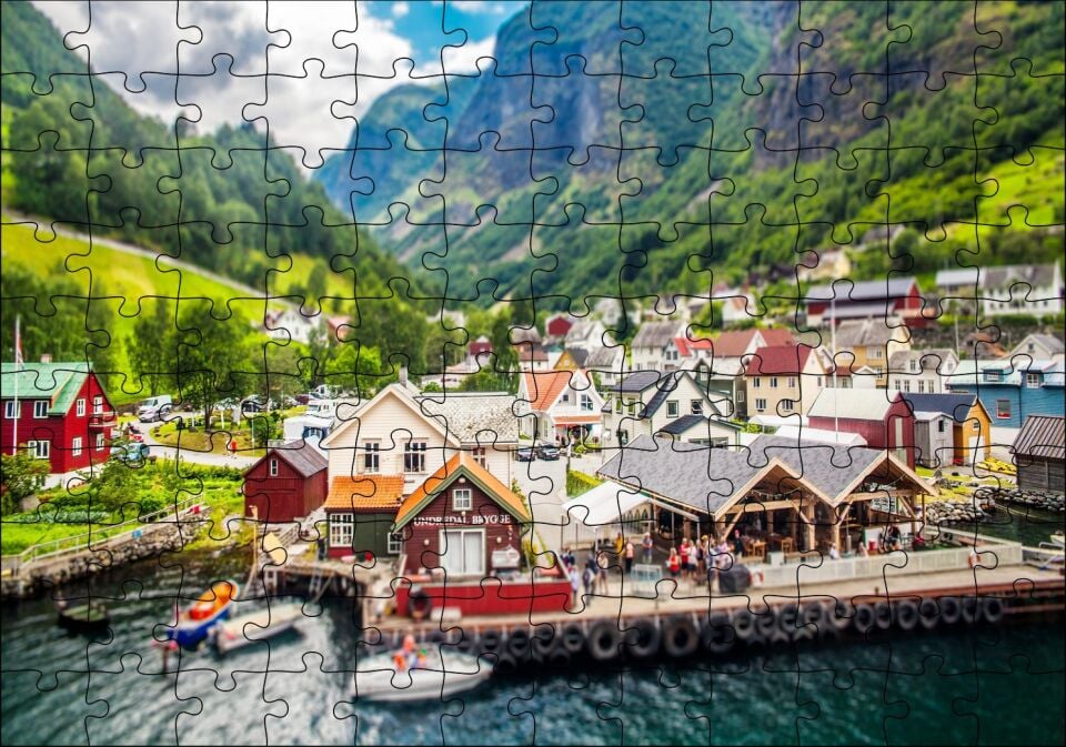 Norveç Alplerinde Göl Kenarındaki Mini Kasaba Puzzle Yapboz MDF Ahşap 120 Parça 24 cm X 34 cm