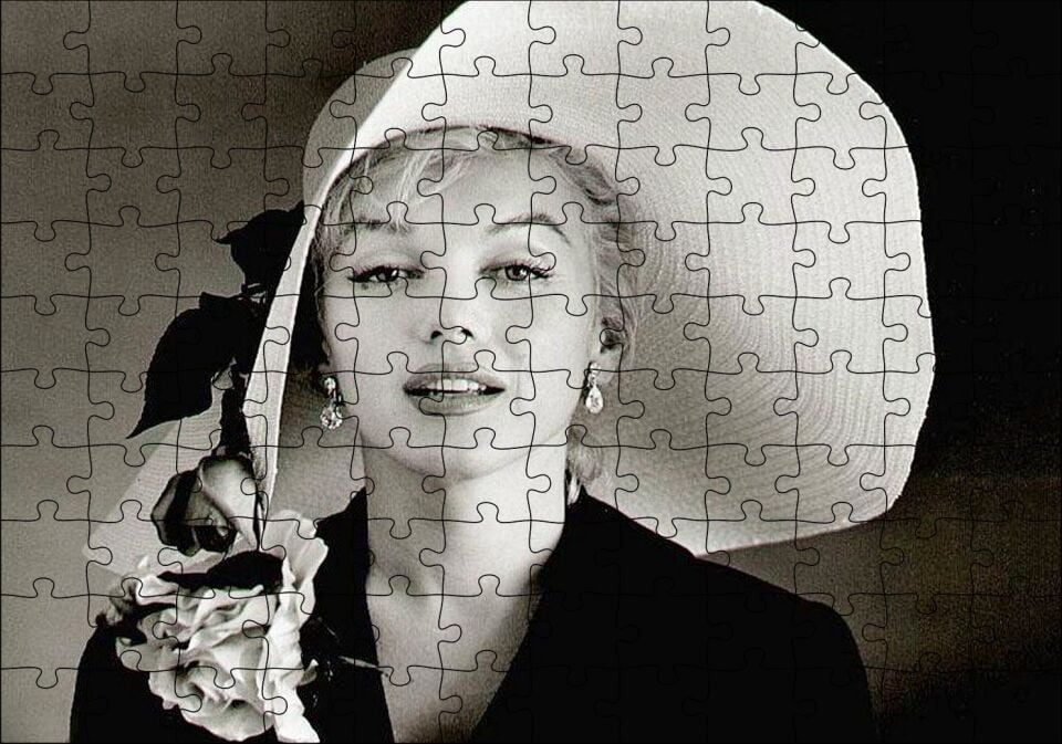 Marilyn Monroe Güllü Beyaz Şapkası Gülümsemesi Puzzle Yapboz MDF Ahşap