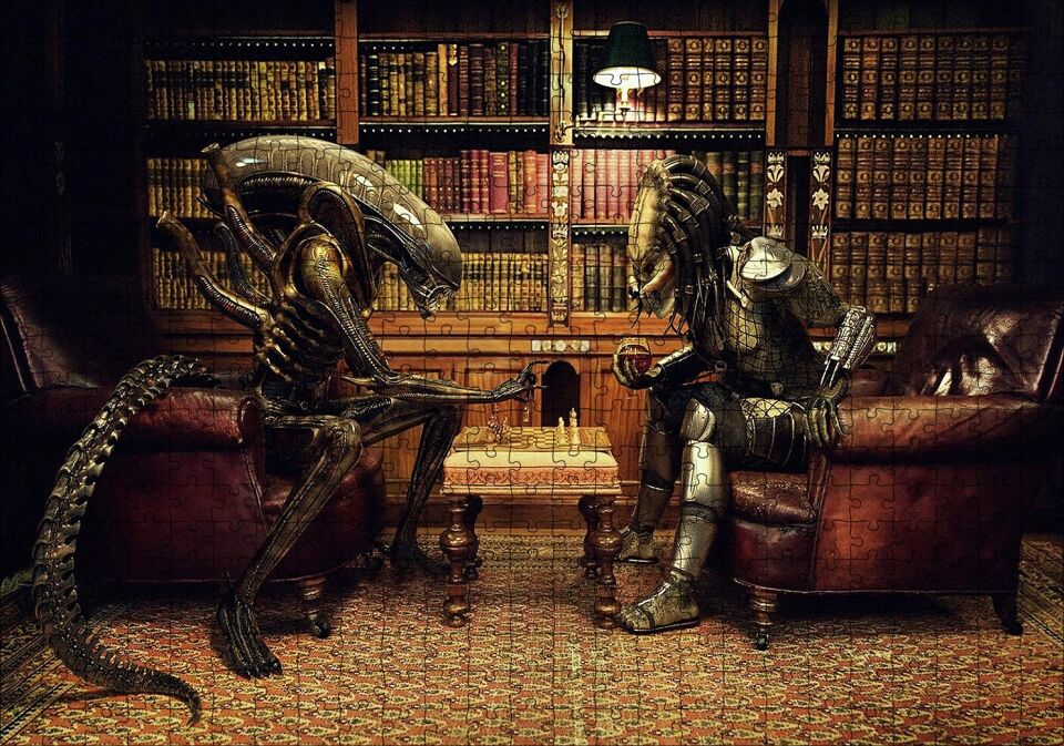 Satranç Oynayan Alien ve Avcı Puzzle Yapboz MDF Ahşap 500 Parça 49 cm X 68 cm