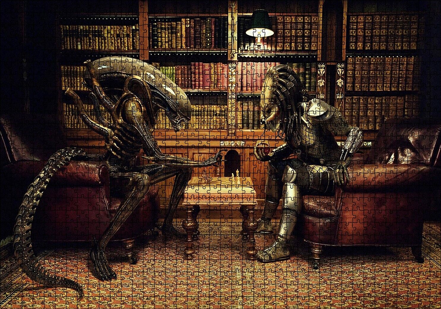 Satranç Oynayan Alien ve Avcı Puzzle Yapboz MDF Ahşap 1000 Parça 49 cm X 68 cm