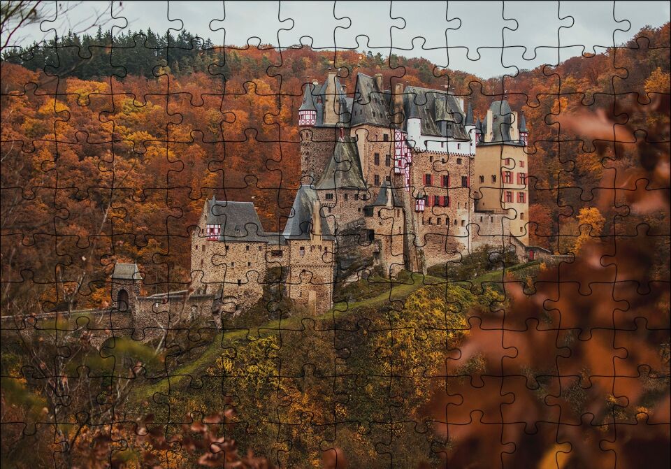 Kızıl Sonbahar Ağaçları Arasındaki Şato Puzzle Yapboz MDF Ahşap