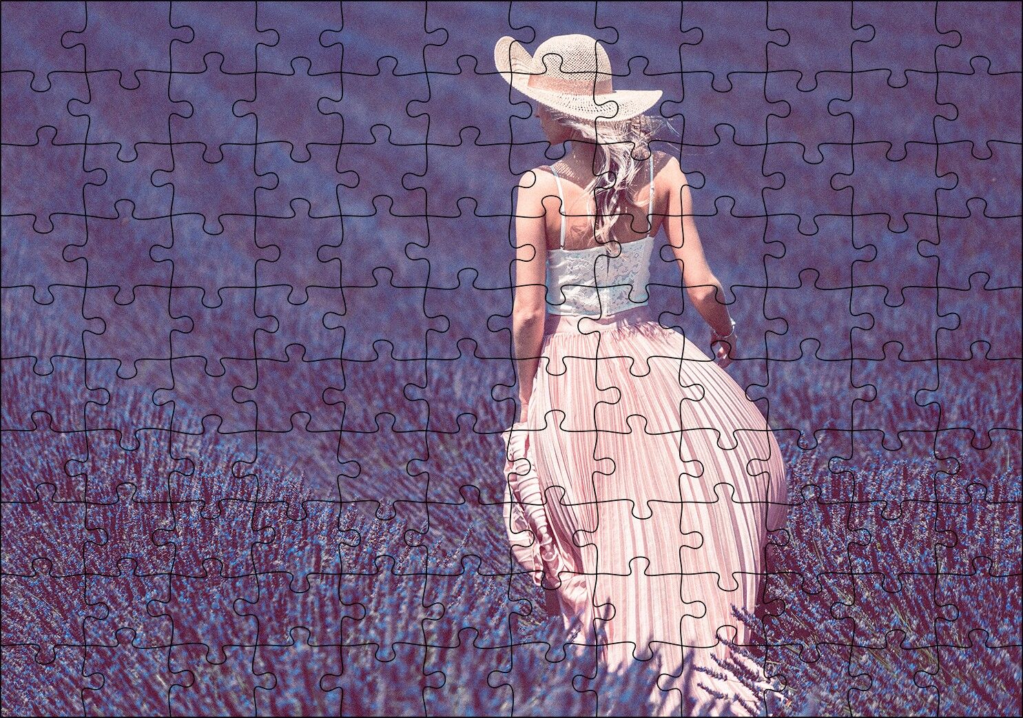 Lavanta Tarlasında Yürüyen Şapkalı Kadın Puzzle Yapboz MDF Ahşap 120 Parça 24 cm X 34 cm